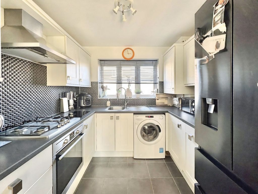 Property photo 3 of 16 Kitchen