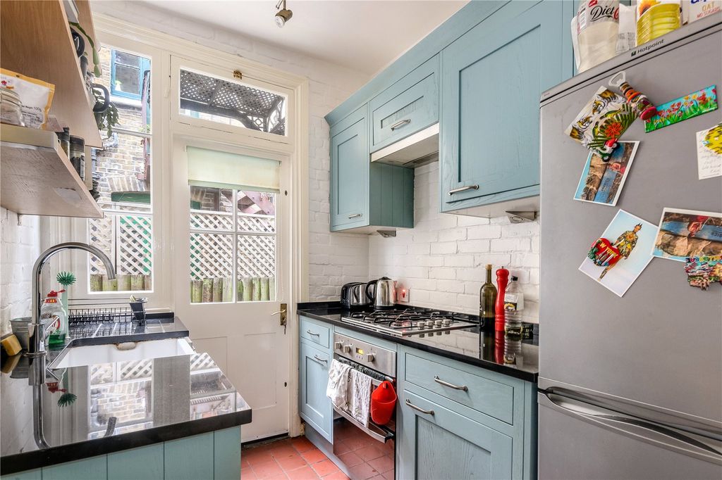 Property photo 3 of 17 Kitchen