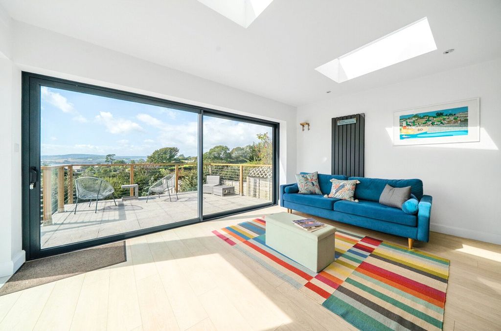 Property photo 2 of 17 Famiy Area