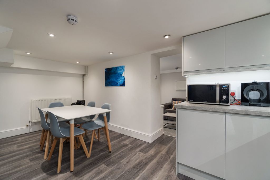 Property photo 3 of 13 0017