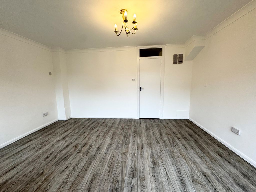 Property photo 1 of 12 Lounge