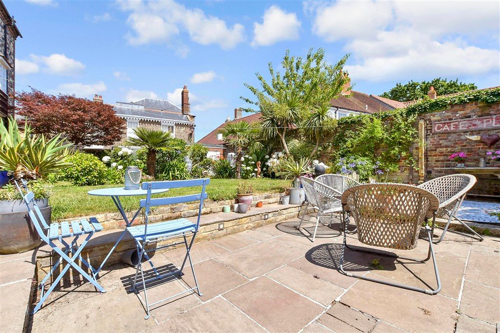 Property photo 1 of 17 Patio / Decking