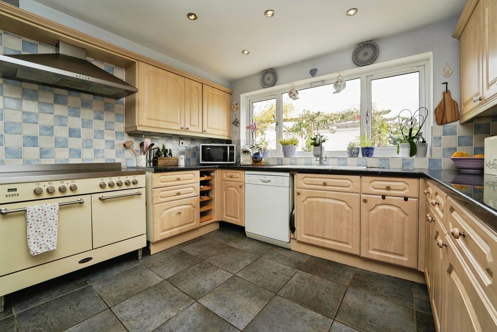 Property photo 3 of 20 Kitchen