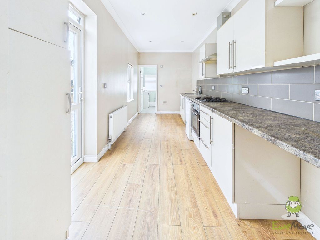 Property photo 3 of 15 Cam01543G0-Pr0174-Still003