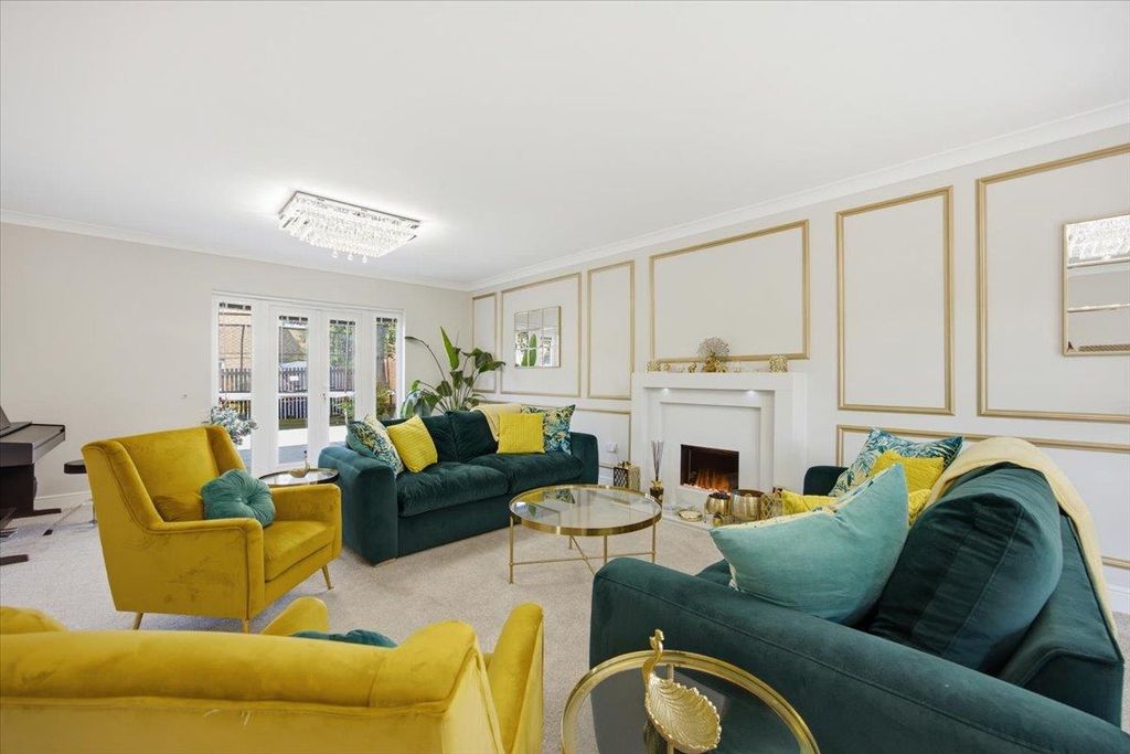Property photo 2 of 41 12-7_Partrdige_Place_Lenzie_012.Jpg