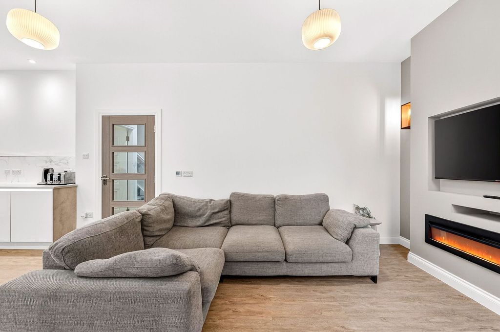 Property photo 3 of 62 Lounge