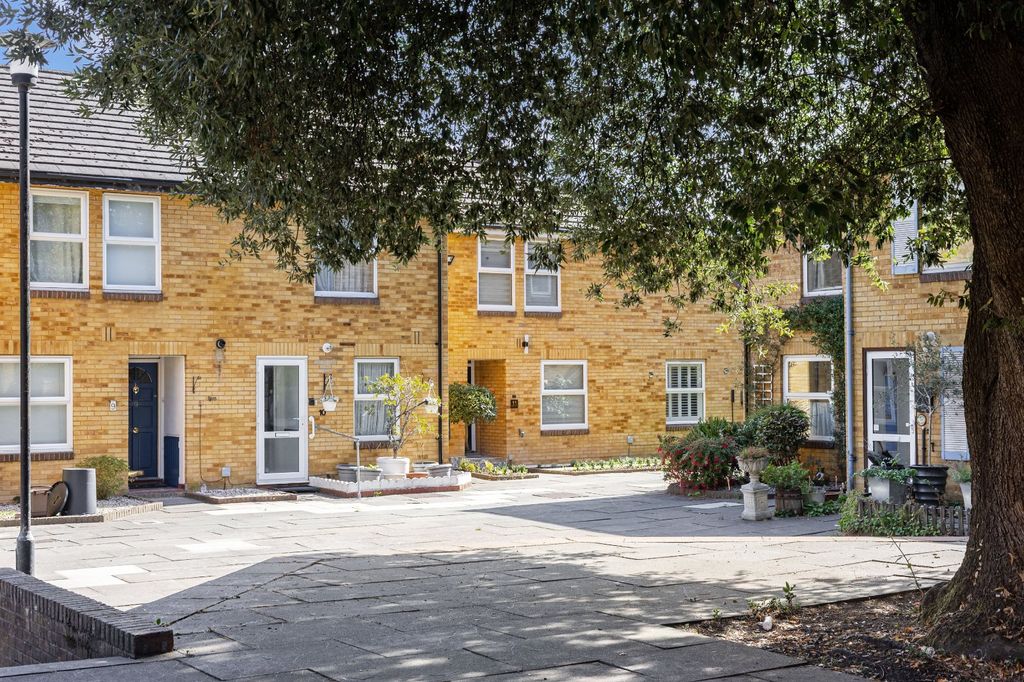 Property photo 1 of 15 Holm Oak Close