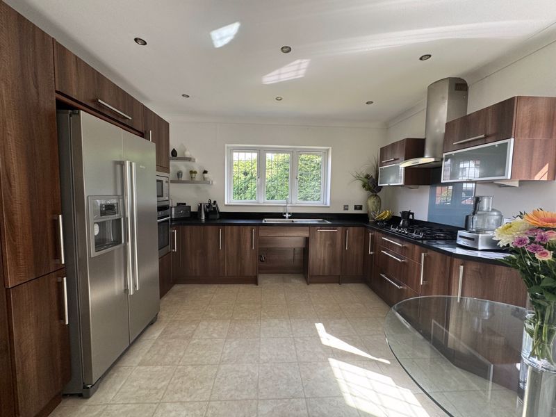 Property photo 3 of 25 Kitchen/Breakfast Room
