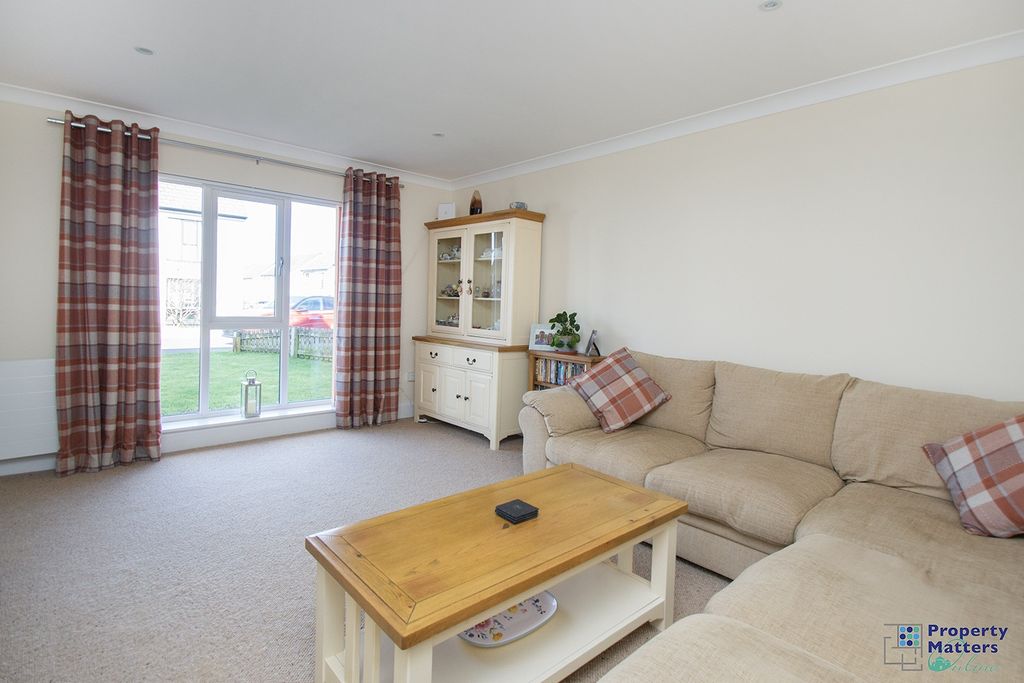 Property photo 3 of 33 Lounge