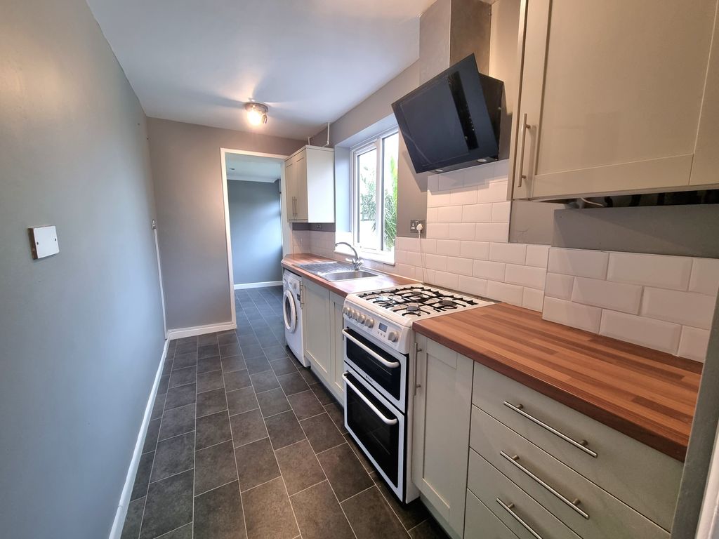 Property photo 3 of 11 Kitchen