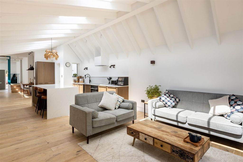 Property photo 2 of 30