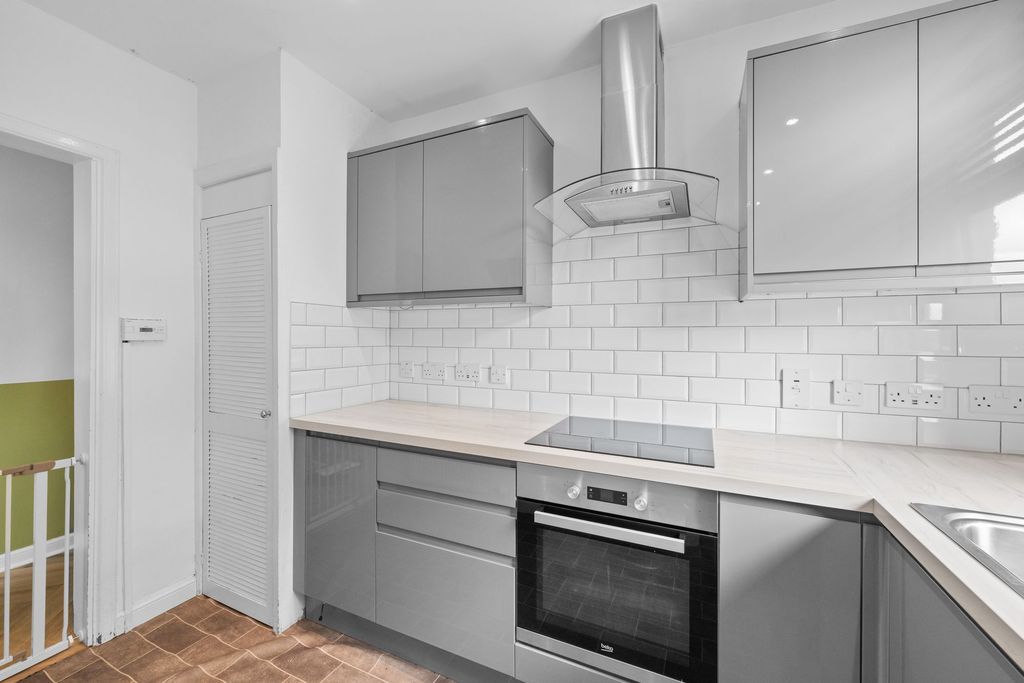 Property photo 3 of 18 Kitchen
