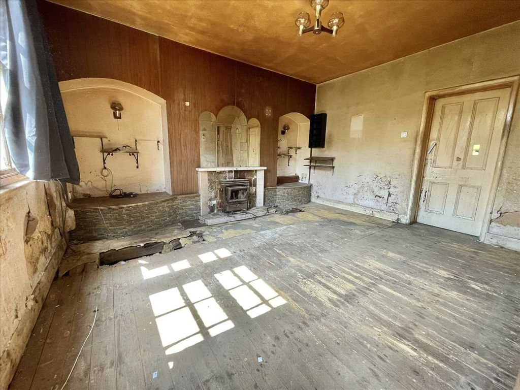 Property photo 3 of 14 Lounge (Front)