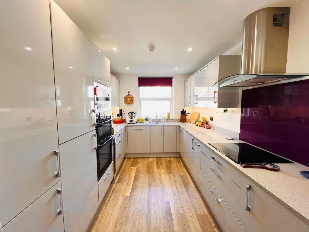 Property photo 1 of 17 Kitchen
