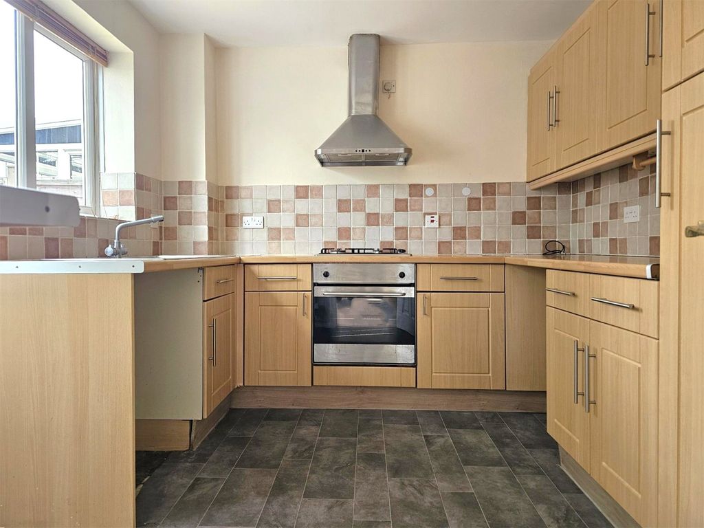 Property photo 3 of 18 Kitchen