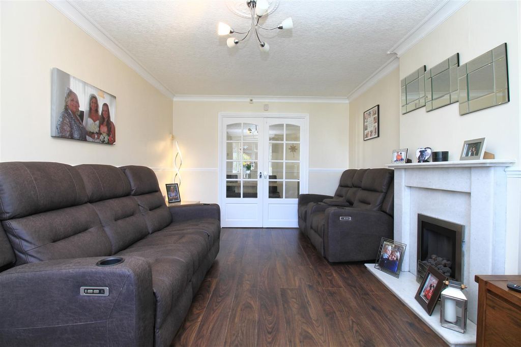 Property photo 3 of 16 Lounge..Jpg