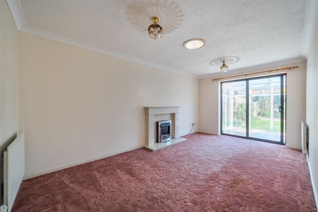 Property photo 2 of 14 Sitting Room