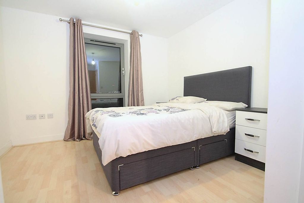 Property photo 3 of 10 Large Bedroom