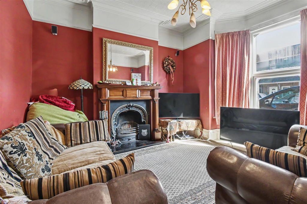 Property photo 2 of 12 Lounge