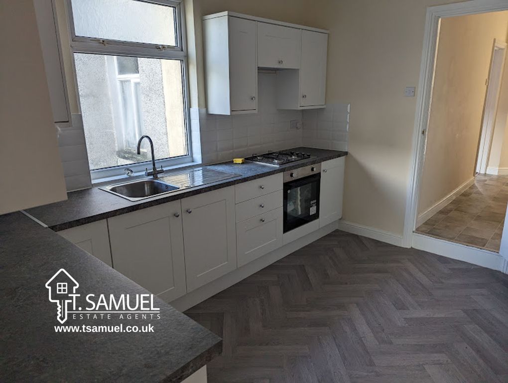 Property photo 3 of 13 Kitchen