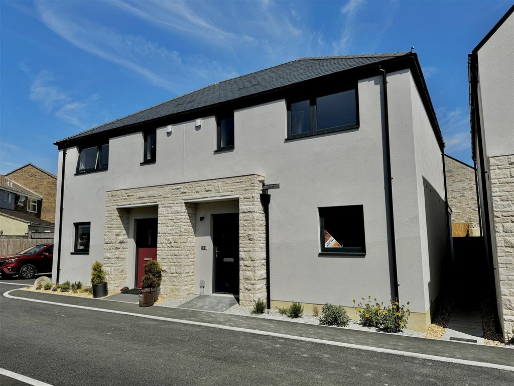Property photo 1 of 20 Off Road Parking &amp; Garage Opposite
