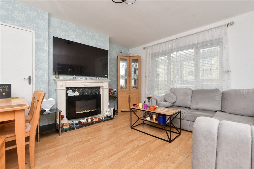 Property photo 2 of 11 Lounge