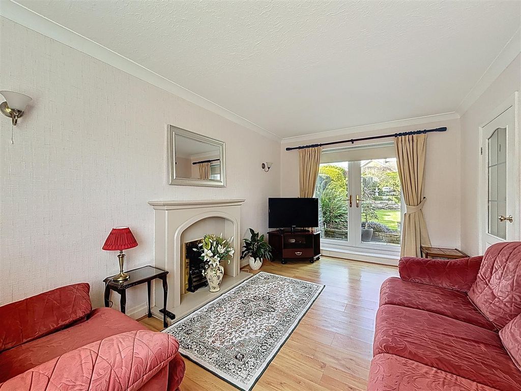 Property photo 2 of 26 Lounge