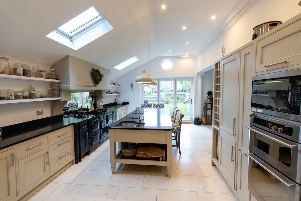 Property photo 2 of 21