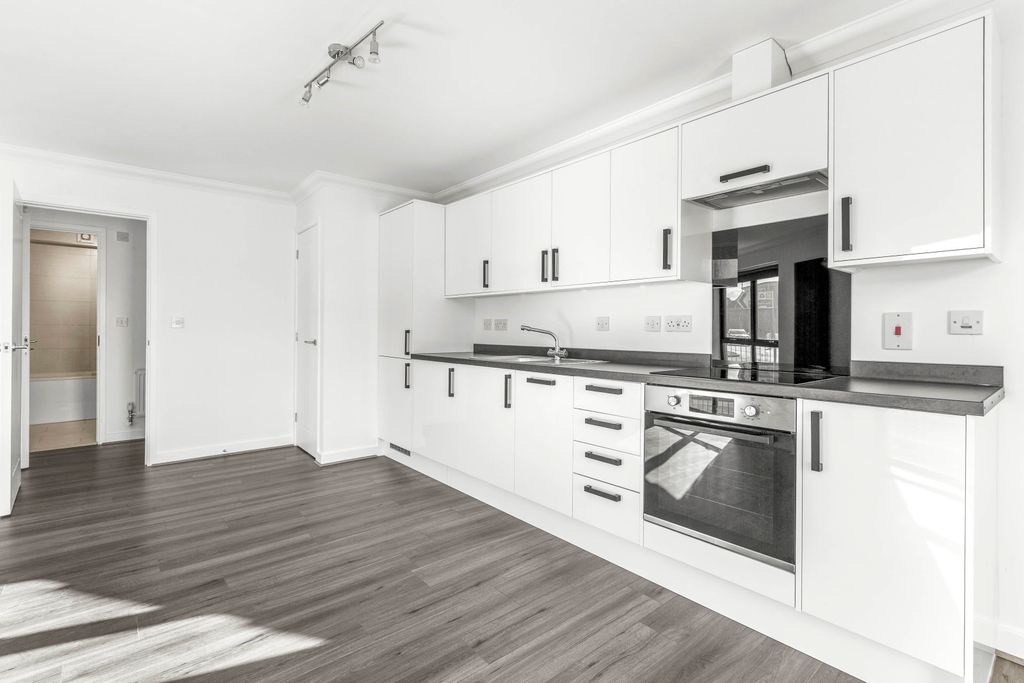 Property photo 3 of 9 Flat 2, Albany House, 2 Broad Street, Hp5 3DX (Low