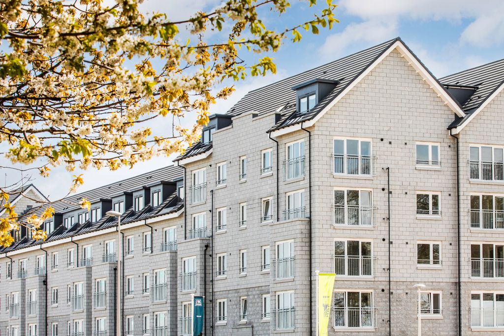 Property photo 1 of 8 Royal Cornhill Apartments Building Exterior