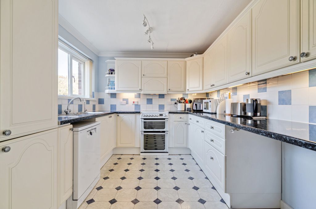 Property photo 2 of 25 1433754-17-69Bd2A...