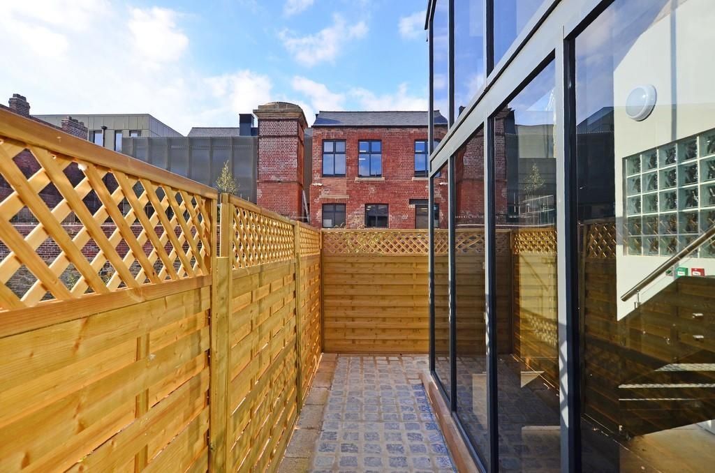Property photo 2 of 10 A Bright And Well-Maintained Garden Space Featurin...