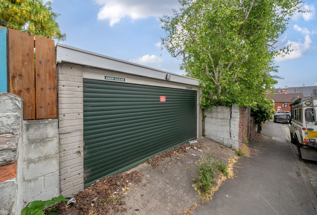 Property photo 3 of 16 1296097-1-682Ae23...