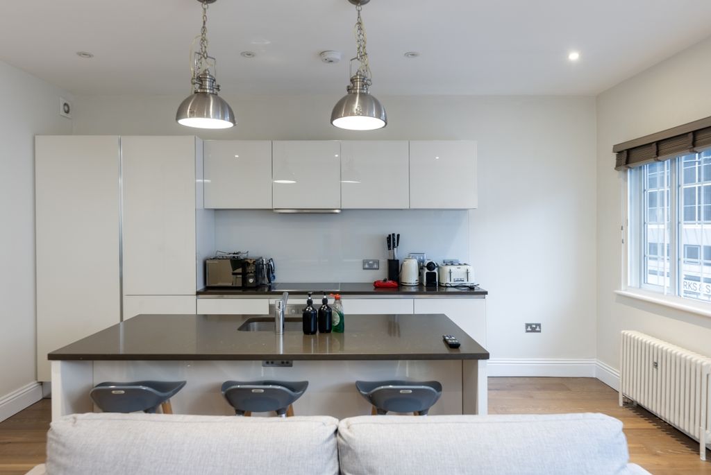 Property photo 3 of 10 Edgware Road 213B...