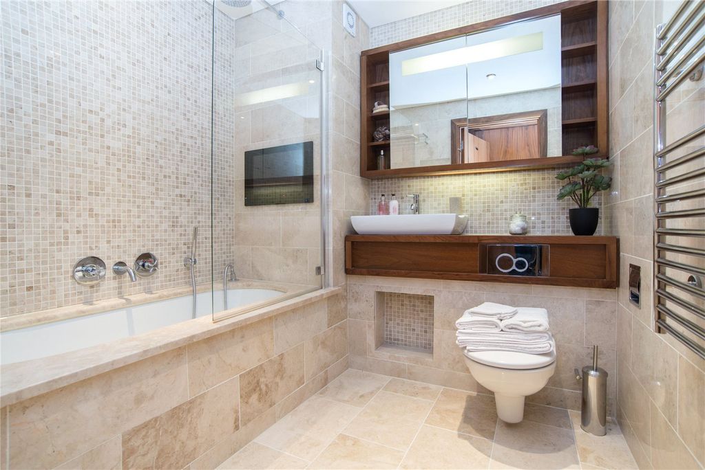 Property photo 3 of 9 Bathroom