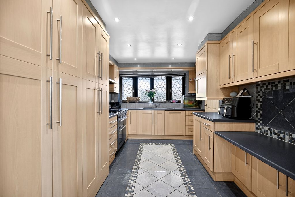 Property photo 3 of 20 Kitchen