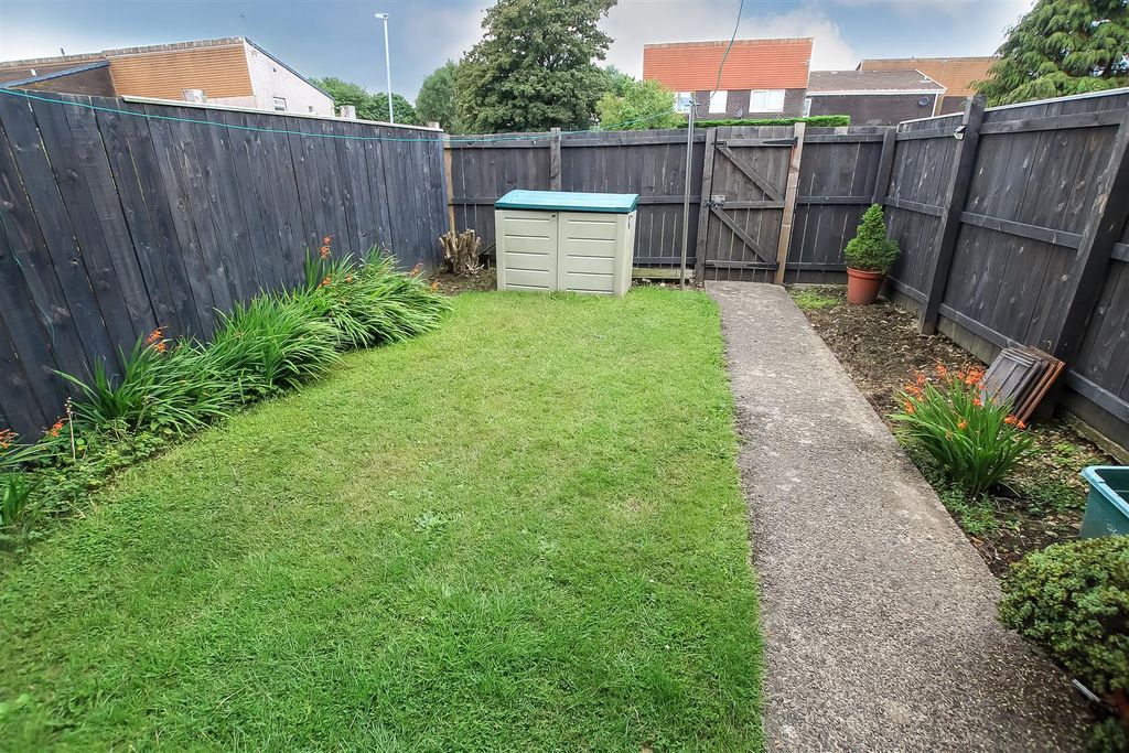 Property photo 2 of 8 Garden