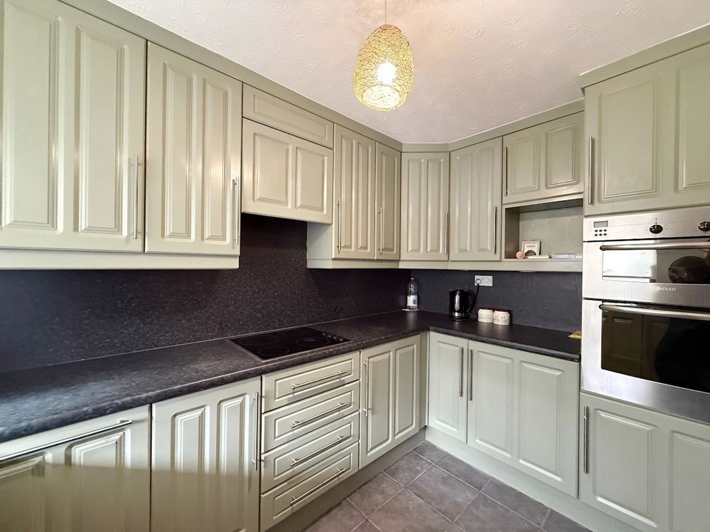 Property photo 2 of 8 Kitchen
