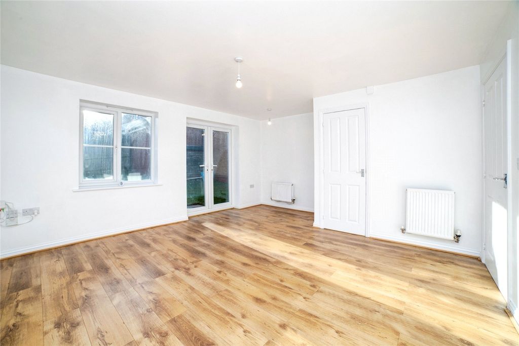 Property photo 3 of 18 Lounge