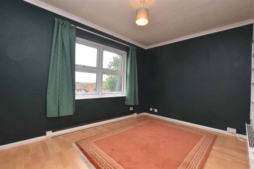 Property photo 3 of 8 Living Space