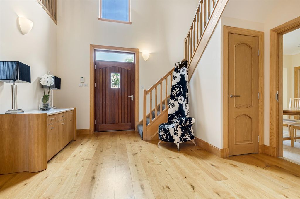 Property photo 3 of 32 Entrance Hall