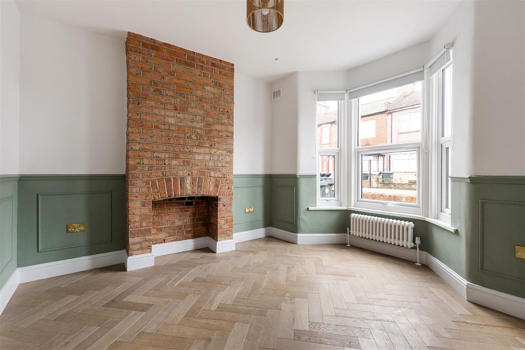 Property photo 2 of 23 Dysons Road, N18