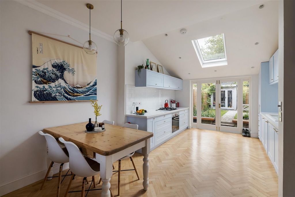 Property photo 3 of 28 Windsor Road E7