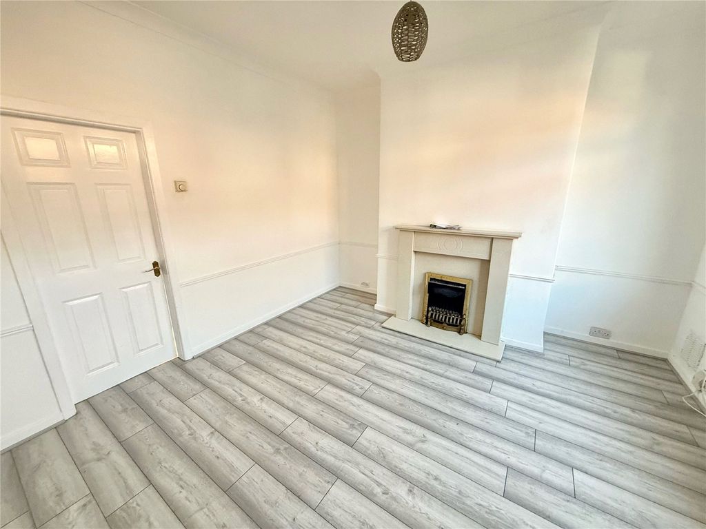 Property photo 3 of 15 Lounge