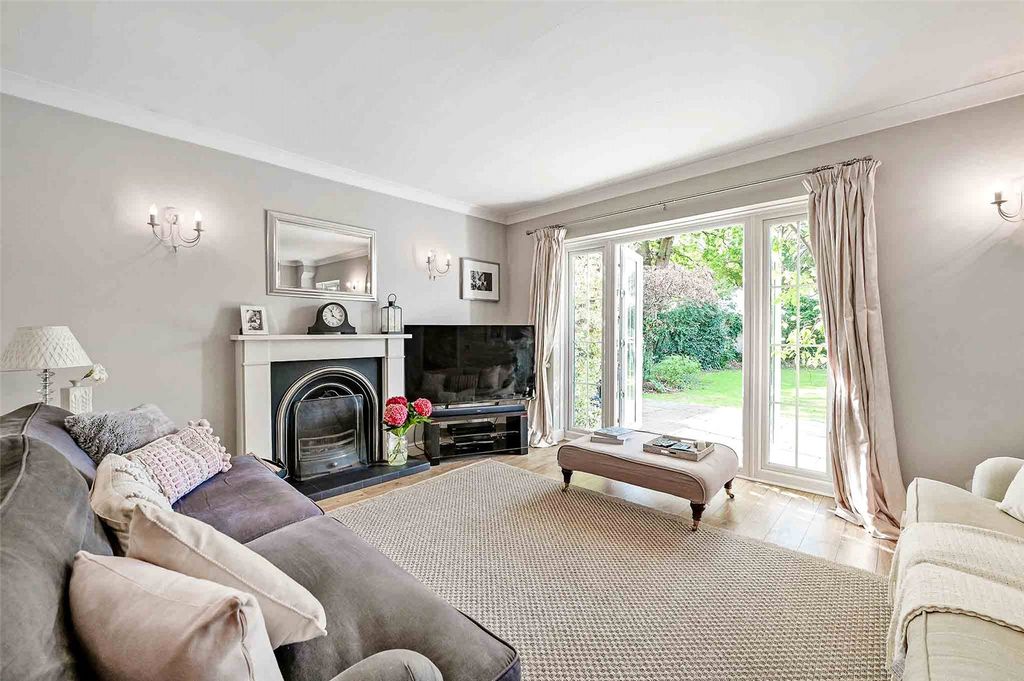 Property photo 2 of 19 Sitting Room