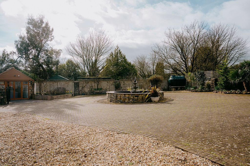 Property photo 2 of 23