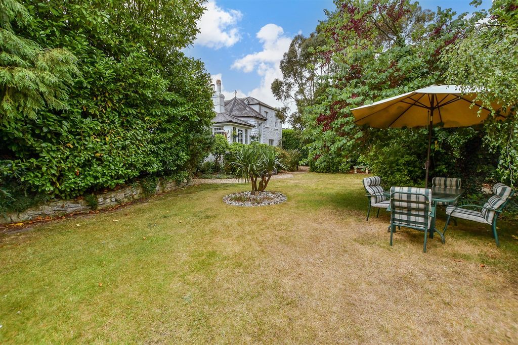 Property photo 1 of 28 Front Garden
