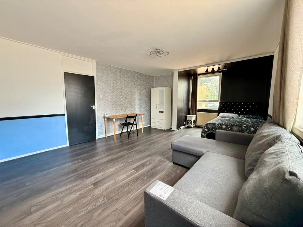 Property photo 1 of 9 Spacious Studio Flat Near Langdon Park