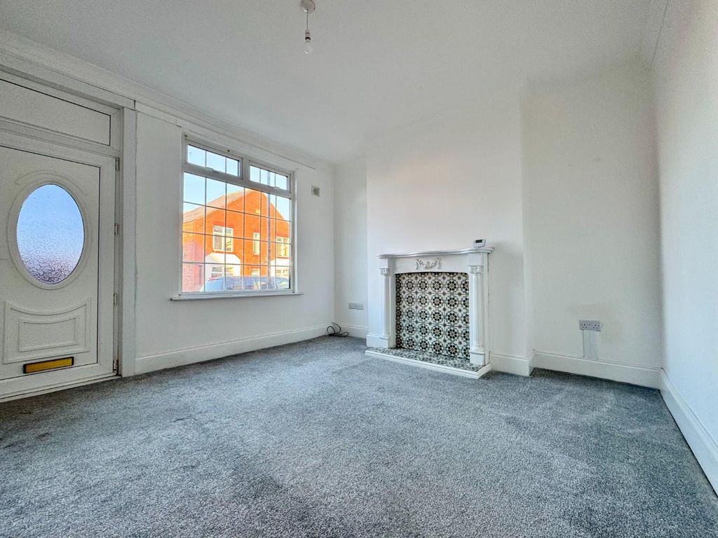 Property photo 2 of 10 West Road - Lounge .Jpg