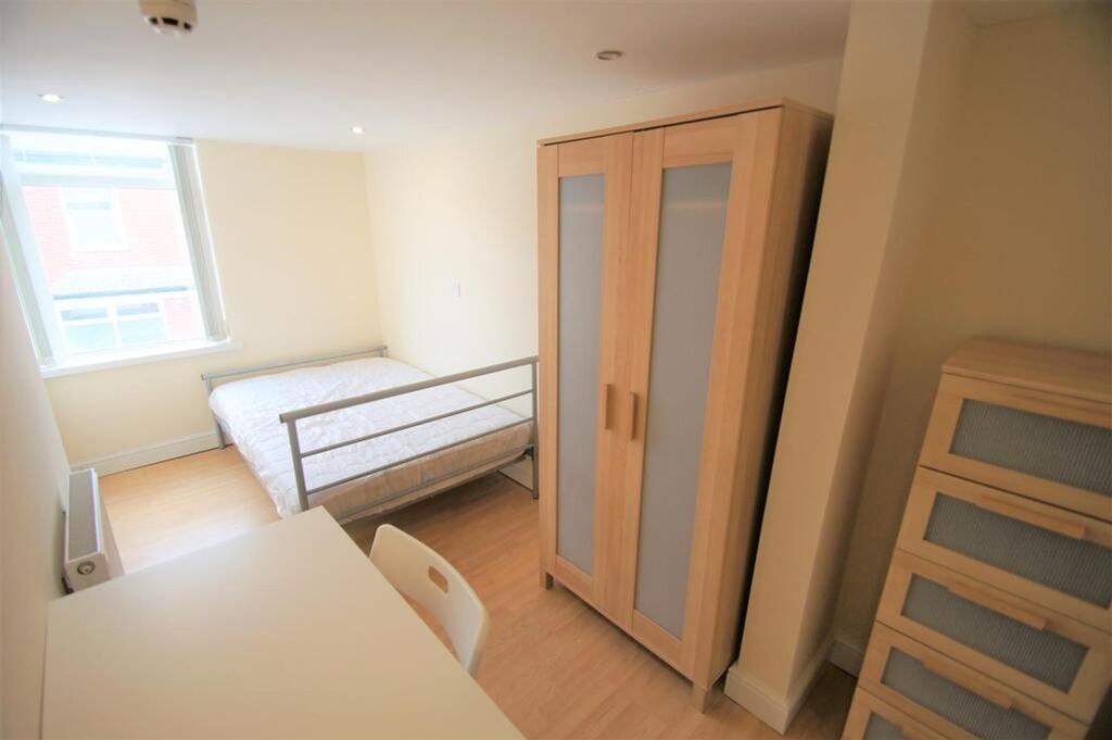 Property photo 2 of 12 This Inviting Double Bedroom Features A Spacious l...